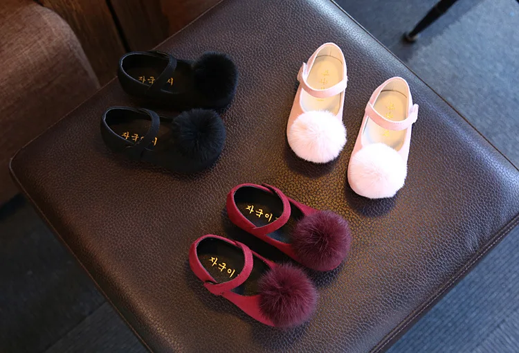 Модные балетки Mary Jane на плоской подошве для девочек; Повседневные балетки с помпонами для маленьких детей; Детская школьная модельная обувь