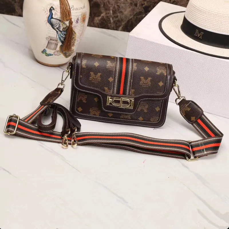 

2019 New European Station Postman Lock Clamp Flower Single Shoulder Package PVC Retro Oblique Spin Bag Fashion