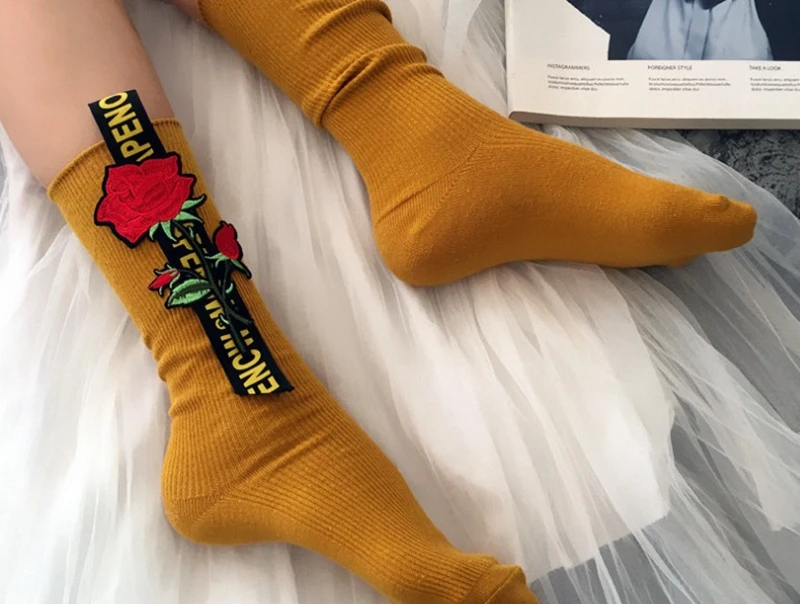 Хит продаж корейский стиль Мода Носки для девочек Для женщин Роза вышивка тенденция коттоновые носки персонализированные Карамельный