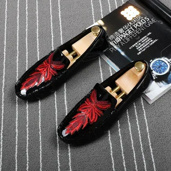 

Fashionable men's leisure flat shoes embroidered men's loafers driving travel Oxford shoes