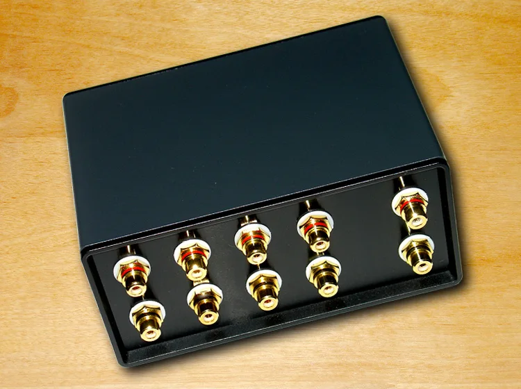 Mini Stereo 4-IN-1-OUT RCA Signal Input Audio Splitter Switcher Volume