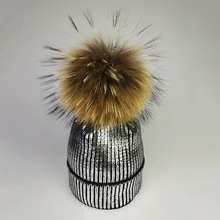 Шапка с помпоном из натурального меха зимняя женская шапка вязаные шапочки из меха енота теплые наушники со стразами шапка разноцветная Кепка