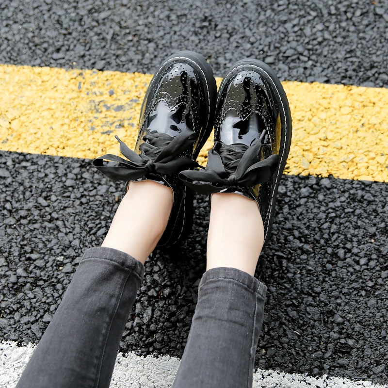Женская обувь на платформе; женские Броги из лакированной кожи на плоской подошве; Черная Обувь На Шнуровке; женские оксфорды на плоской подошве; большие размеры 33-43