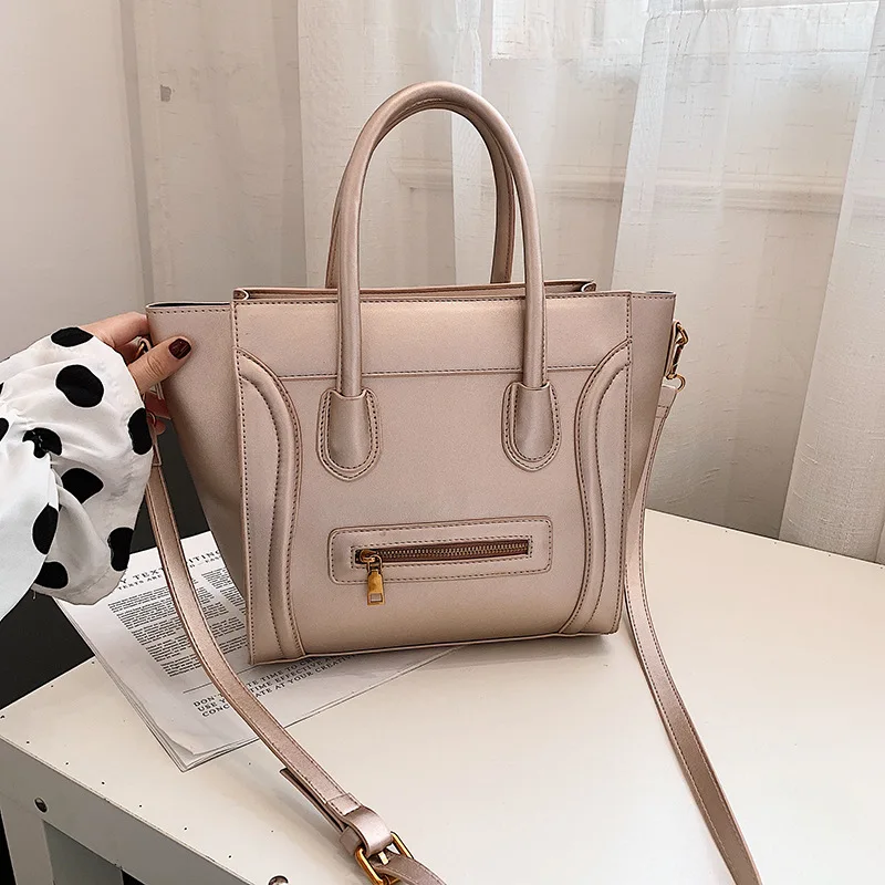

Bags Women 2019 Spring new tidal Korean version handheld smiley face bag fashion air single shoulder oblique span wing pack