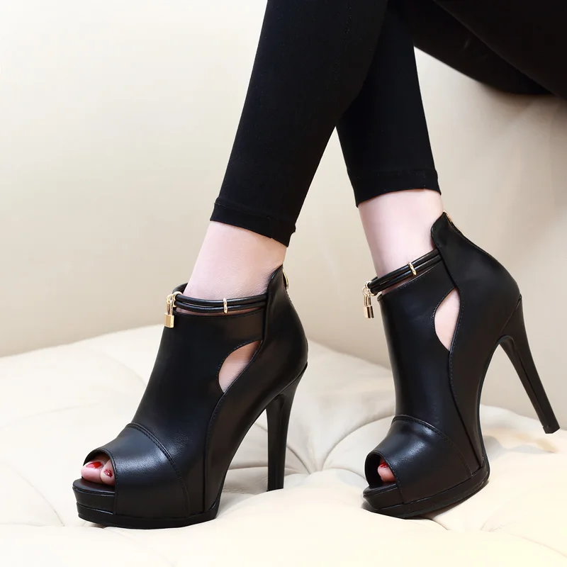 Модная женская обувь; женские туфли-лодочки в гладиаторском стиле на очень высоком каблуке; туфли с открытым носком на платформе с каблуком-шпилькой; обувь с украшением в виде замка; CH-A0017