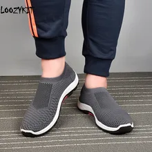 Loozykit Прямая поставка новые мужские дышащие летающие Тканые спортивные кроссовки мужские цветные удобные светильник прогулочная обувь из сетчатого материала