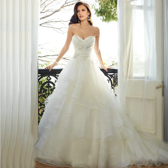 vestido de novia de princesa fruncido con escalonado y escote en v