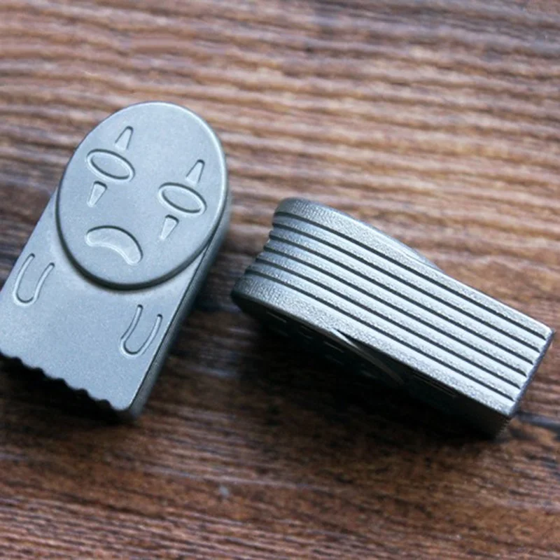 Sprited-Away-No-Face-Man-Titanium-Knife-Beads-Pendant-Hanging-Buckle-EDC-Umbrella-Rope-Pendant-Paracord (1)