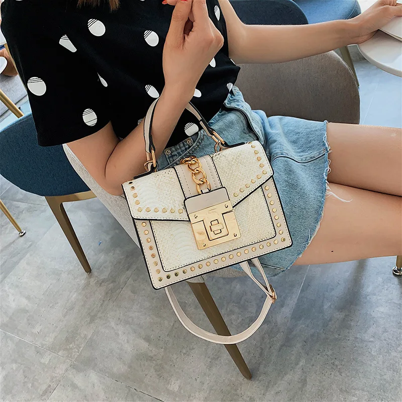 Новая Маленькая женская сумка, Корейская версия, Индивидуальная сумка с заклепками, косая сумка на плечо, модная дикая маленькая квадратная сумка
