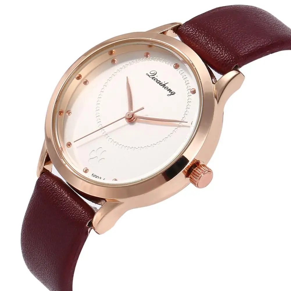 

Rivet Footprint Quartz Analog Wrist Watch Women Fashion Party Date Birthday Gift Bracelet Popular