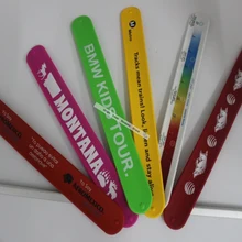 Пользовательские милые дети подарок Привязать браслет, логотип текст шелкография детей подарок на день рождения силиконовые полосы