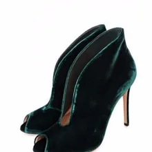 Модные пикантные ботильоны с открытым мысом Ботинки из зеленого вельвета на тонком каблуке Дамские ботинки на высоком каблуке сезона Обувь с открытым мысом и узорной перфорацией