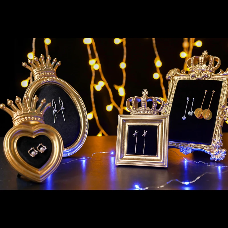 

Palace Royal Wind Jewelry Display Frame Gold Crown Photo Frame Earrings Photo Props and Ornaments for Wedding Table Decoration