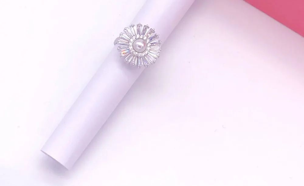 

Silver spinning ring with cubic zirconia stones and pearl
