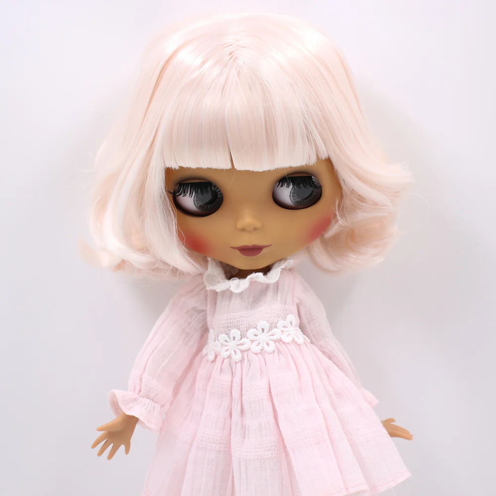Logan- Premium Custom Neo Blythe Pop met roze haar, donkere huid en mat schattig gezicht 1