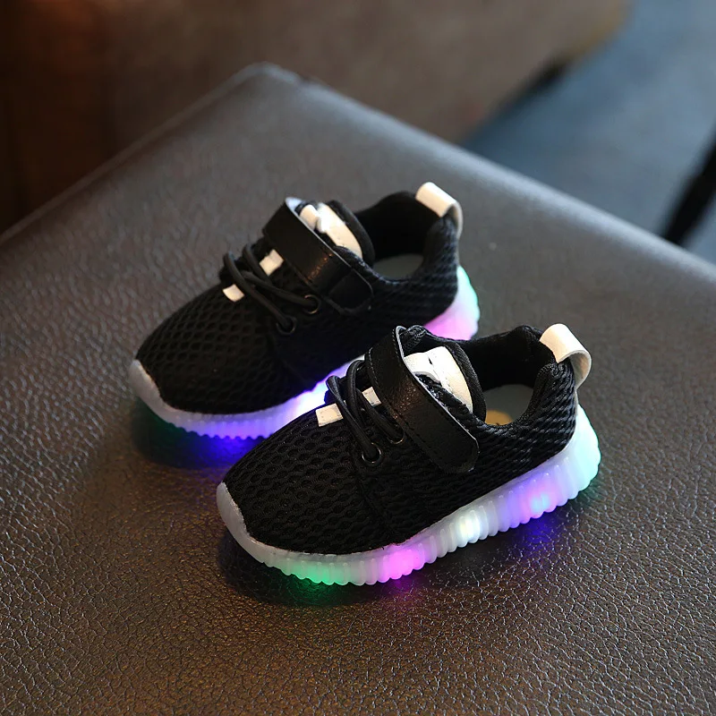 Новая модная детская обувь с Светильник СВЕТОДИОДНЫЙ детская обувь светящиеся кроссовки для маленьких мальчиков и девочек светодиодный мягкий сетчатый материал