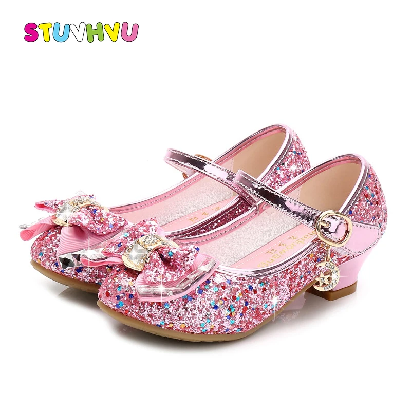 Baratos Zapatos para niñas 2019 primavera niñas pequeños tacones altos moda lentejuelas arco zapatos de baile para niños rosa azul oro plata princesa zapatos