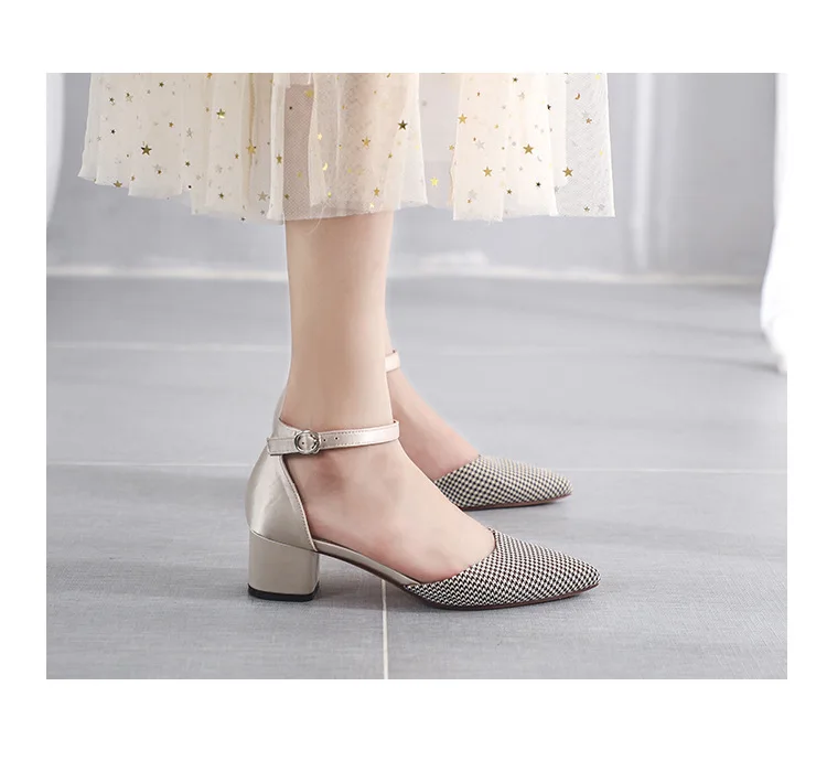 Элегантные открытые босоножки с острым носком в мелкую клетку; Летняя женская обувь; брендовая пряжка на щиколотке каблук; женские сандалии; ткань в клеточку