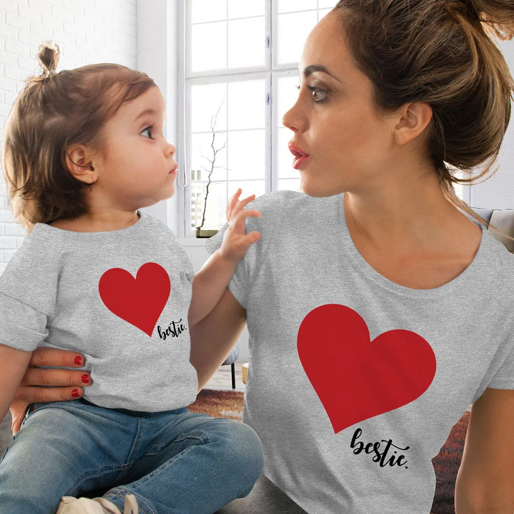 Ropa a juego para madre e hija, camiseta de manga corta con corazón, 2022