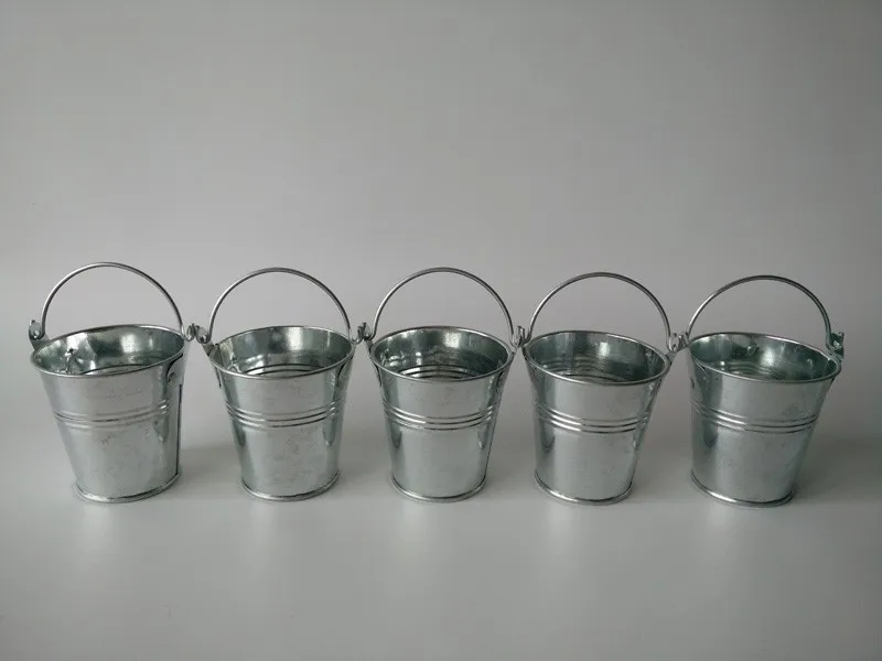 Маленькие жестяные ведёрки. Оцинкованные ведра для цветов. Маленькие жестяные ведёрки. Калаш — металлический горшок. Ваза металлическая для цветов высокая.