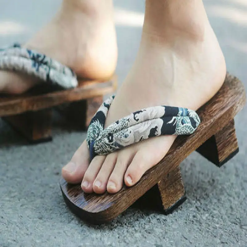 

The Fighters Cosaply Geta Clogs Sandals Japanese Style Men Shoes Paulownia Wooden Shoes Clogs Sandals FootWear