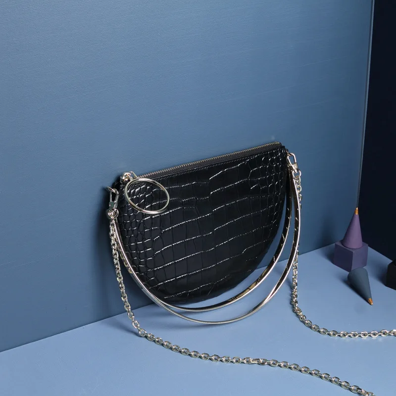 

2019 New niche design Korean version of the metal handle crocodile pattern half moon bag handbag chain mini bag small bag