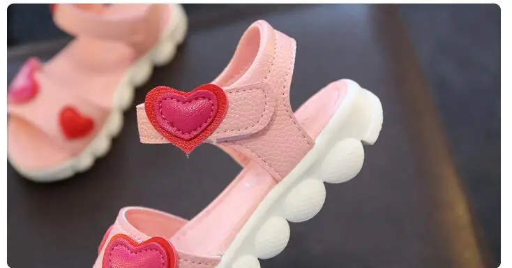 Новые летние сандалии для девочек; модные детские сандалии для принцесс в Корейском стиле; обувь с открытым носком; повседневные сандалии с сердечками для малышей