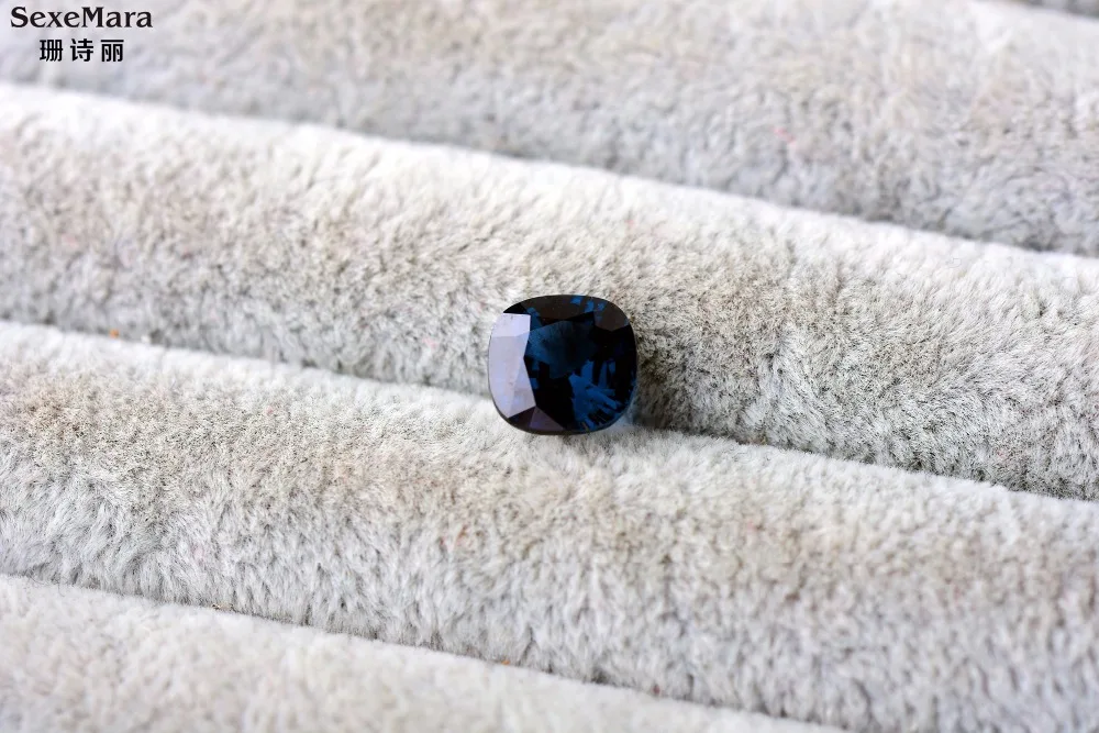 

3.1ct Blue Spinel Perfect scintillation ring surface