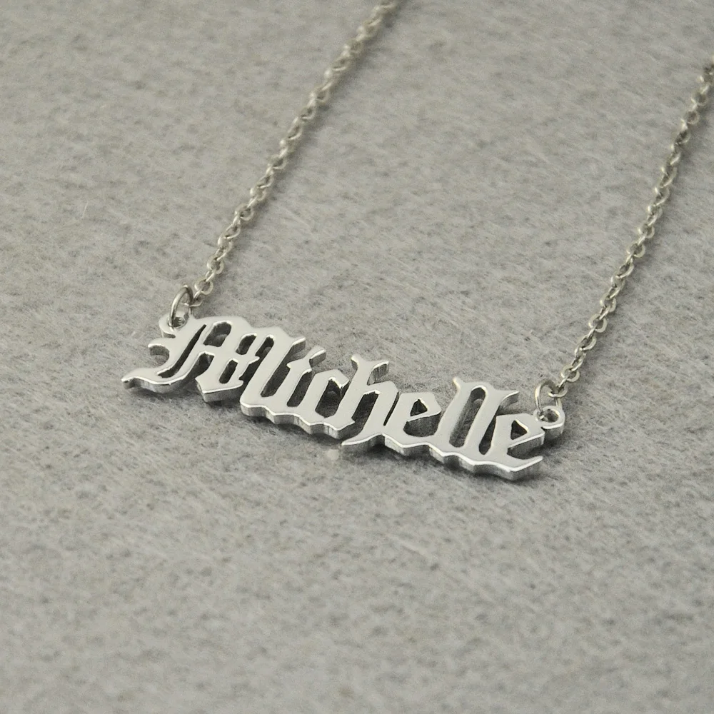 красивая буква r. значок вк белый. именное ожерелье. логотип r. цепочка с именем.