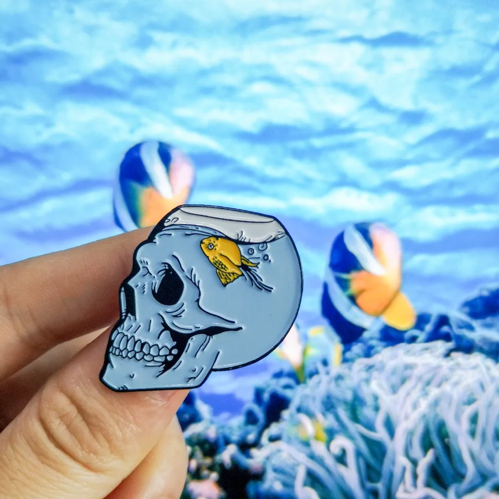 

Funny Punk Skeleton Fish Tank Pin Out To Lunch Keep Goldfish In Brain Hard Enamel Brooches Badges Lapel pin For Kids Girls Gifts