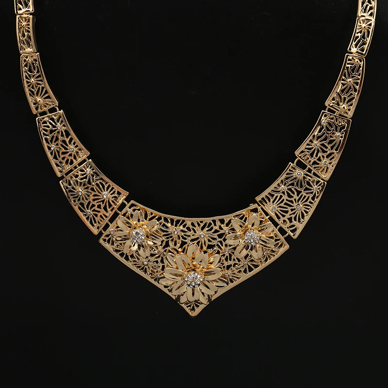 

Free transport of new fashion popular hyperbolic hollow necklaces of African women's zinc alloy necklaces with flowers
