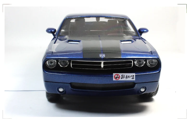 В 1:18 2006 Dodge Challenger имитационная модель статической модели из сплава Автомобильная модель украшения