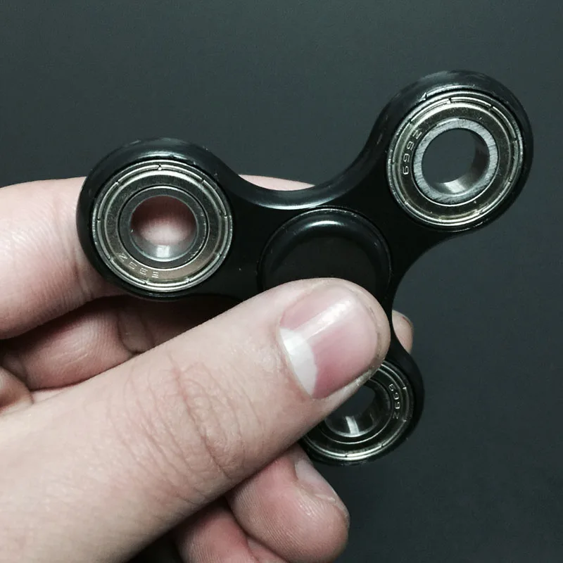 White-Black-Tri-Spinner-Fidget-Toy-Plastic-EDC-Hand-Spinner-For-Autism-and-ADHD (4)