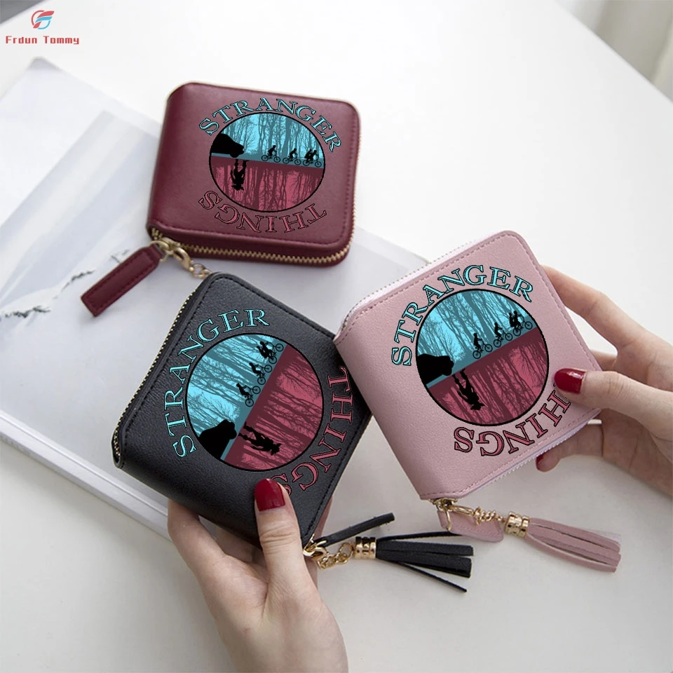 Baratos Stranger Things printing easy carteras a juego billetera encantadora mujeres Mini accesorios para bolsos cortos con cremallera bolsos de tarjetas carteras de señora