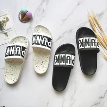 Новинка года; мужские сандалии; Летние вьетнамки с буквенным принтом; пляжные шлепанцы; трендовые Нескользящие Тапочки для ванной