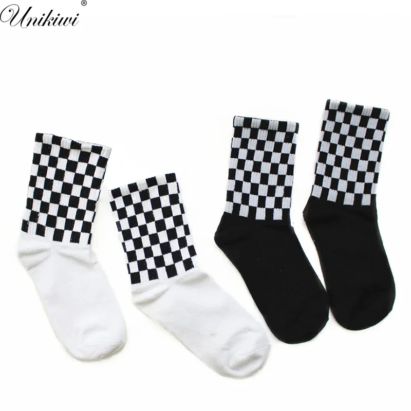 Носки в клетку черные. Носки в клетку черно белые. Модные носки женские для подростков. Шахматные носки. Носки спанч боб.