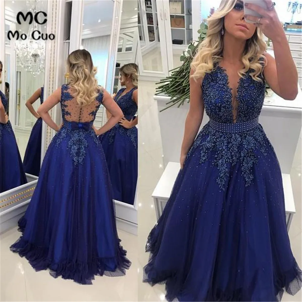 appliques and pearls decorates on the dress 33