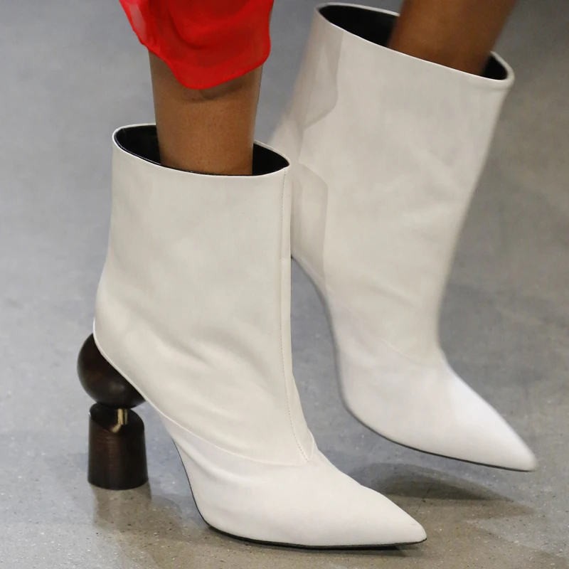 Knsvvli новые странный стиль каблука ботильоны для женщин из овечьей кожи; слипоны белого цвета; Женская Высокая мода Женские короткие сапоги