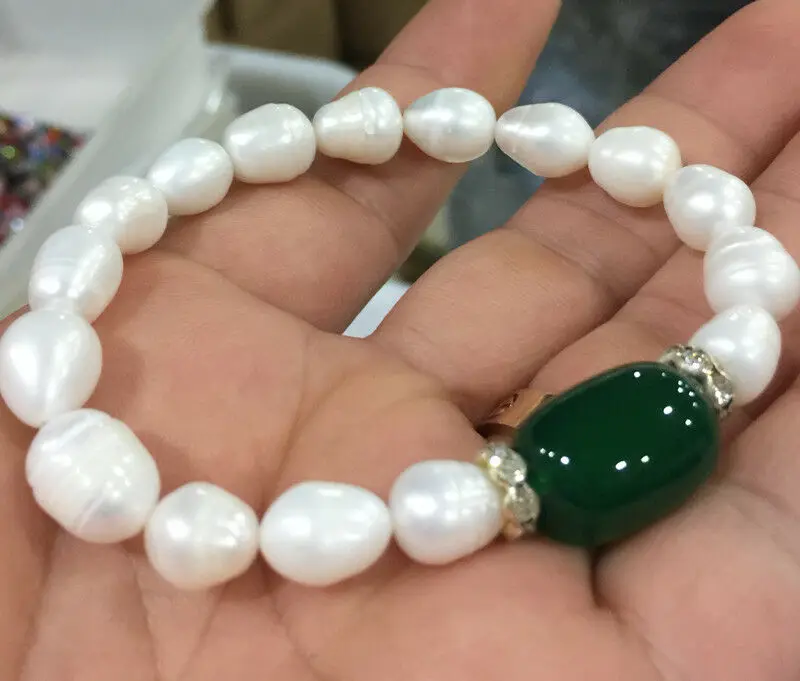 

9-10mm white akoya culture pearl & 12x16mm green agate Elastic Bracelet