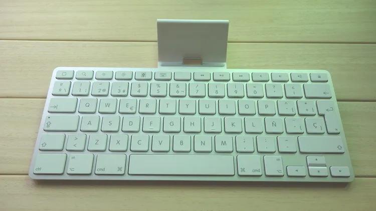 

MAORONG TRADING Spanish keyboard for Apple bracket keyboard for iphone 4S for ipad 1 2 3 dedicated docking station