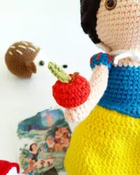 Вязаные игрушки amigurumi погремушка Белоснежка номер wp013