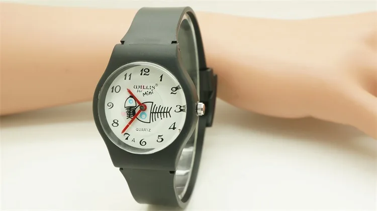 Новое поступление роскошный бренд дети рыбы дизайн прекрасные часы Модные женские повседневные Мини Пластиковые водонепроницаемые наручные часы - Цвет: Черный