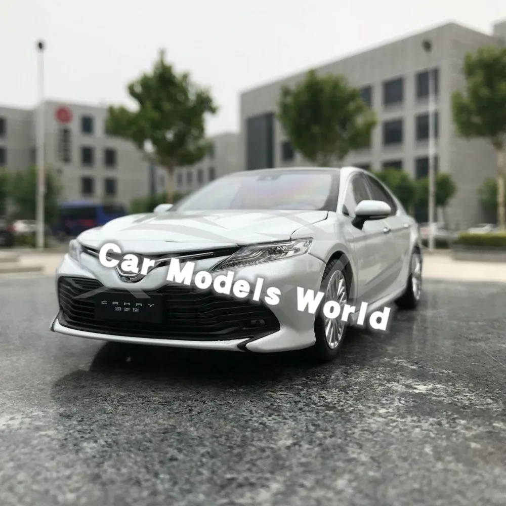 Модель литая автомобиля для 8 го поколения Camry 2018 1:18 (белый) + небольшой