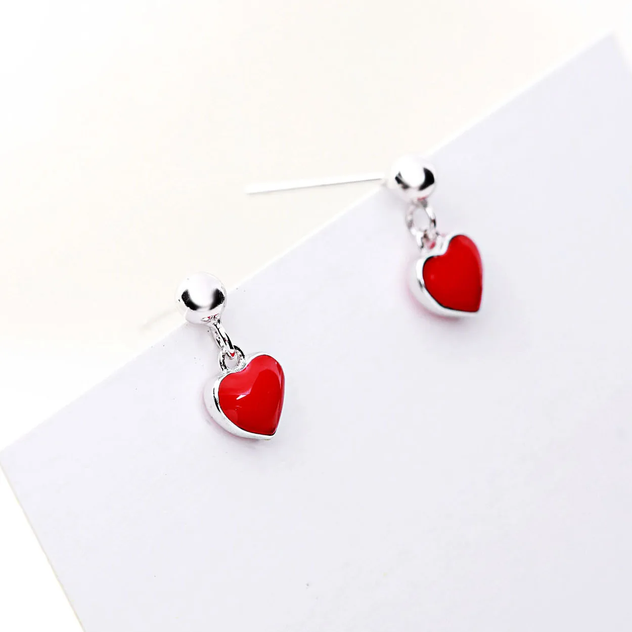 Серьги из серебра 925 пробы с красным сердечком модный гипоаллергенный стержень