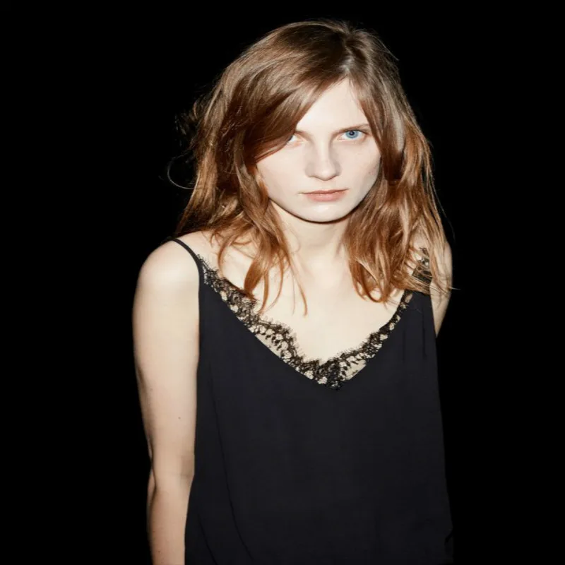 Ceny AreMoMuWha koronkowy dekolt w serek z sztucznego jedwabiu satynowa koszulka krótkie nosić jesienią i zimą wziąć kobiety luźny dół ShirtQX488