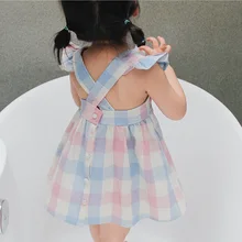 Платье для маленьких девочек; платье трапециевидной формы без рукавов в клетку с лепестками и открытой спиной; Повседневная льняная одежда для детей; модная одежда на пуговицах сзади