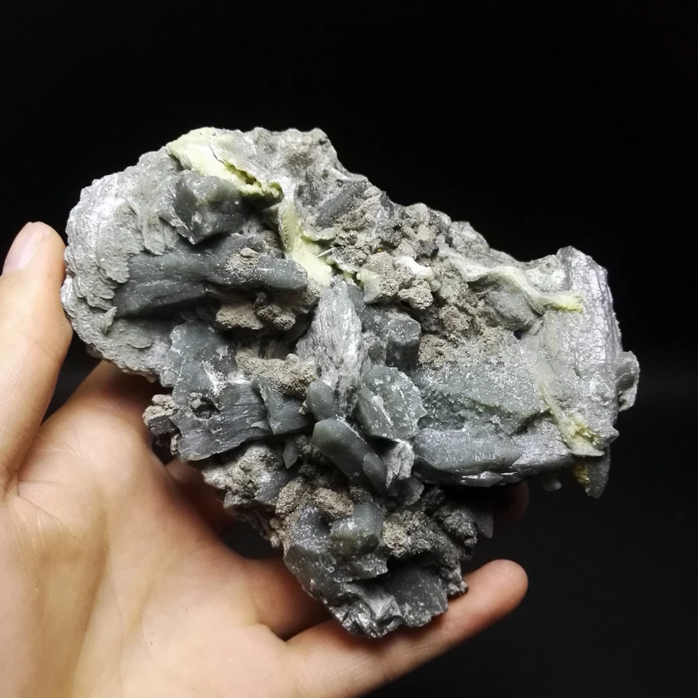 красивые минералы. горный минерал 8. циркон минерал. горные камни. кальцит в известняке.