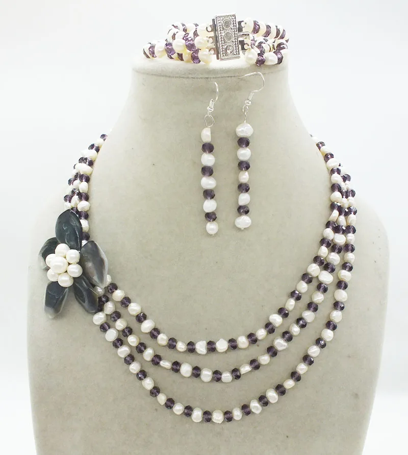 

Pretty ! ! 3 rows of pearls, crystals, shells. necklace