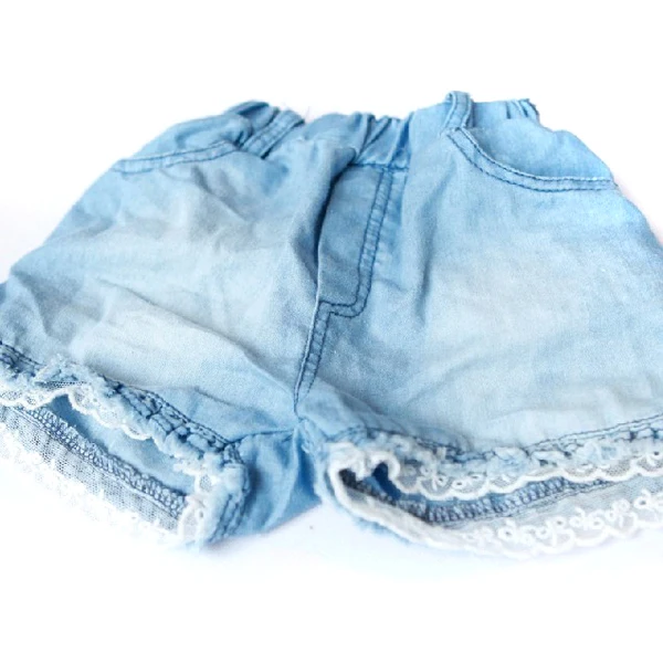 Новые Детские Джинсовые шорты для девочек Кружево карман джинсовые короткие штаны Летние Мотобрюки Возрастные размеры 2-6T шорты для маленьких девочек