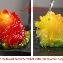 Смола, меняющая цвет Красивая Золотая рыбка статуэтка, изделия китайского декоративно-прикладного искусства, чайный питомец, чайные аксессуары, фэн шуй украшения для дома